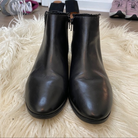 JACK ROGERS black leather Bailee scalloped booties - Picture 4 of 16